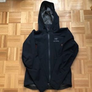 ARC’TERYX Beta AR Navy Windbreaker